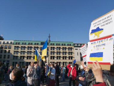 20 / 03 / 2022 BERLIN, GERMANY: Ukrayna halkını desteklemek için Brandenburg Kapısı önünde toplanan insanlar