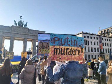 20 / 03 / 2022 BERLIN, GERMANY: Ukrayna halkını desteklemek için Brandenburg Kapısı önünde toplanan insanlar