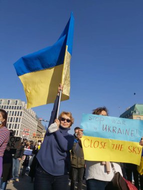 20 / 03 / 2022 BERLIN, GERMANY: Ukrayna halkını desteklemek için Brandenburg Kapısı önünde toplanan insanlar