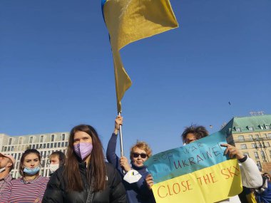 20 / 03 / 2022 BERLIN, GERMANY: Ukrayna halkını desteklemek için Brandenburg Kapısı önünde toplanan insanlar