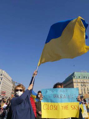 20 / 03 / 2022 BERLIN, GERMANY: Ukrayna halkını desteklemek için Brandenburg Kapısı önünde toplanan insanlar