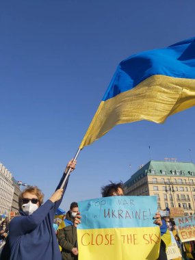 20 / 03 / 2022 BERLIN, GERMANY: Ukrayna halkını desteklemek için Brandenburg Kapısı önünde toplanan insanlar