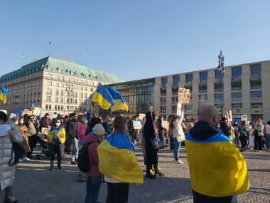 20 / 03 / 2022 BERLIN, GERMANY: Ukrayna halkını desteklemek için Brandenburg Kapısı önünde toplanan insanlar