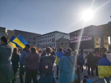 20 / 03 / 2022 BERLIN, GERMANY: Ukrayna halkını desteklemek için Brandenburg Kapısı önünde toplanan insanlar