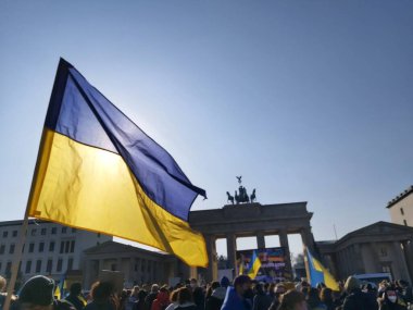 20 / 03 / 2022 BERLIN, GERMANY: Ukrayna halkını desteklemek için Brandenburg Kapısı önünde toplanan insanlar
