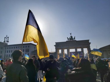 20 / 03 / 2022 BERLIN, GERMANY: Ukrayna halkını desteklemek için Brandenburg Kapısı önünde toplanan insanlar