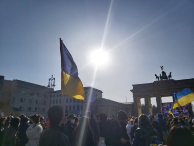 20 / 03 / 2022 BERLIN, GERMANY: Ukrayna halkını desteklemek için Brandenburg Kapısı önünde toplanan insanlar