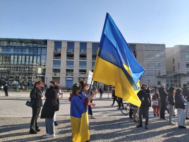 20 / 03 / 2022 BERLIN, GERMANY: Ukrayna halkını desteklemek için Brandenburg Kapısı önünde toplanan insanlar
