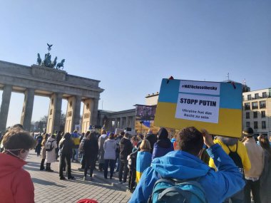 20 / 03 / 2022 BERLIN, GERMANY: Ukrayna halkını desteklemek için Brandenburg Kapısı önünde toplanan insanlar