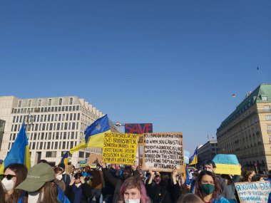 20 / 03 / 2022 BERLIN, GERMANY: Ukrayna halkını desteklemek için Brandenburg Kapısı önünde toplanan insanlar