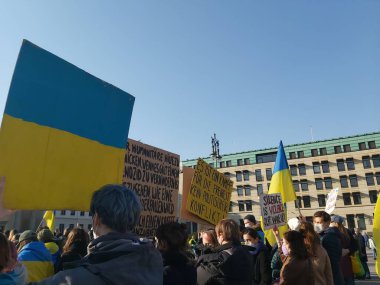 20 / 03 / 2022 BERLIN, GERMANY: Ukrayna halkını desteklemek için Brandenburg Kapısı önünde toplanan insanlar