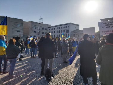 20 / 03 / 2022 BERLIN, GERMANY: Ukrayna halkını desteklemek için Brandenburg Kapısı önünde toplanan insanlar