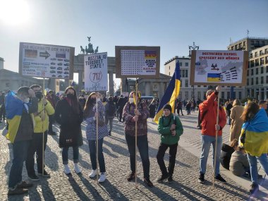 20 / 03 / 2022 BERLIN, GERMANY: Ukrayna halkını desteklemek için Brandenburg Kapısı önünde toplanan insanlar