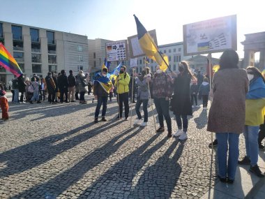 20 / 03 / 2022 BERLIN, GERMANY: Ukrayna halkını desteklemek için Brandenburg Kapısı önünde toplanan insanlar