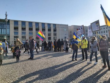 20 / 03 / 2022 BERLIN, GERMANY: Ukrayna halkını desteklemek için Brandenburg Kapısı önünde toplanan insanlar