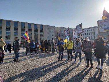 20 / 03 / 2022 BERLIN, GERMANY: Ukrayna halkını desteklemek için Brandenburg Kapısı önünde toplanan insanlar