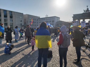 20 / 03 / 2022 BERLIN, GERMANY: Ukrayna halkını desteklemek için Brandenburg Kapısı önünde toplanan insanlar