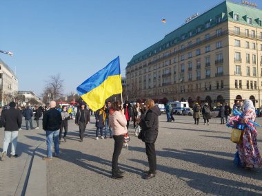 20 / 03 / 2022 BERLIN, GERMANY: Ukrayna halkını desteklemek için Brandenburg Kapısı önünde toplanan insanlar