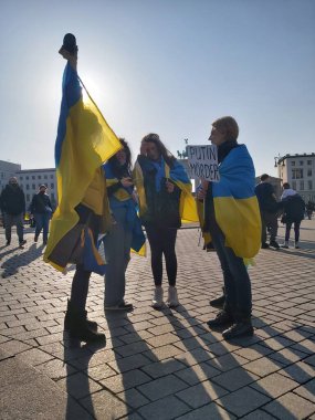 20 / 03 / 2022 BERLIN, GERMANY: Ukrayna halkını desteklemek için Brandenburg Kapısı önünde toplanan insanlar