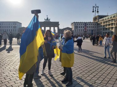 20 / 03 / 2022 BERLIN, GERMANY: Ukrayna halkını desteklemek için Brandenburg Kapısı önünde toplanan insanlar