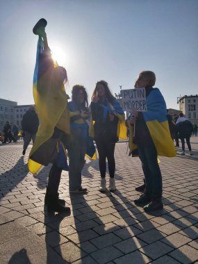 20 / 03 / 2022 BERLIN, GERMANY: Ukrayna halkını desteklemek için Brandenburg Kapısı önünde toplanan insanlar