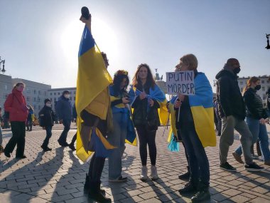 20 / 03 / 2022 BERLIN, GERMANY: Ukrayna halkını desteklemek için Brandenburg Kapısı önünde toplanan insanlar