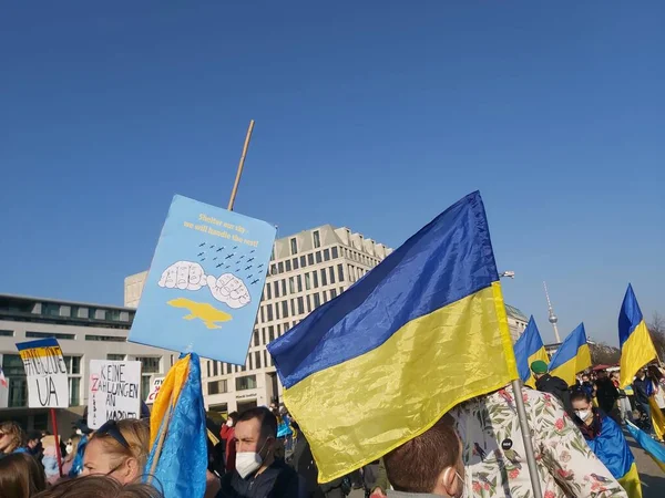 2022 Berlín Alemania Personas Una Manifestación Frente Puerta Brandeburgo Apoyo —  Fotos de Stock