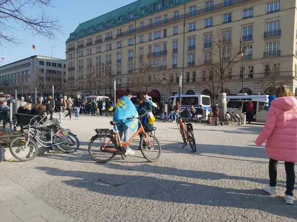 2022 Berlin Niemcy Ludzie Wiecu Przed Bramą Brandenburską Wspierający Ukraińców — Zdjęcie stockowe