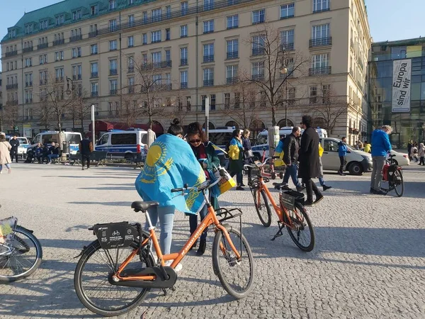 2022 Berlino Germania Persone Manifestazione Davanti Alla Porta Brandeburgo Sostegno — Foto Stock