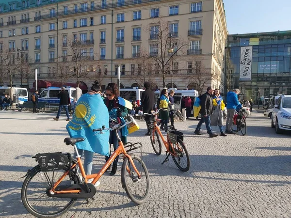 2022 Berlin Niemcy Ludzie Wiecu Przed Bramą Brandenburską Wspierający Ukraińców — Zdjęcie stockowe