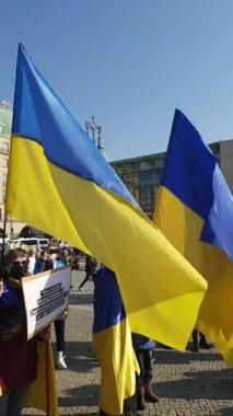 20 / 03 / 2022 BERLIN, GERMANY: Ukrayna halkını desteklemek için Brandenburg Kapısı önünde toplanan insanlar