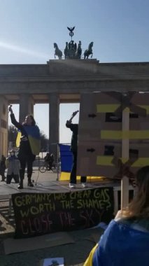 20 / 03 / 2022 BERLIN, GERMANY: Ukrayna halkını desteklemek için Brandenburg Kapısı önünde toplanan insanlar