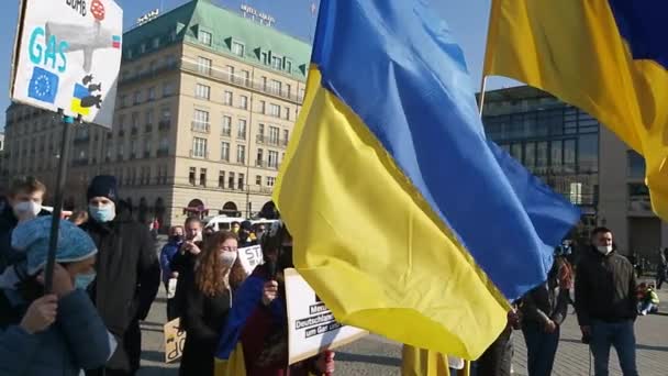 2022 Берлін Німеччина Люди Мітингу Перед Бранденбурзькими Воротами Підтримку Народу — стокове відео