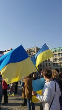 20 / 03 / 2022 BERLIN, GERMANY: Ukrayna halkını desteklemek için Brandenburg Kapısı önünde toplanan insanlar