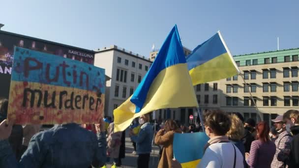 2022 Berlín Alemania Personas Una Manifestación Frente Puerta Brandeburgo Apoyo — Vídeos de Stock