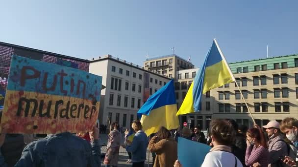 2022年3月20日柏林 在勃兰登堡门前集会支持乌克兰人民的人们 — 图库视频影像