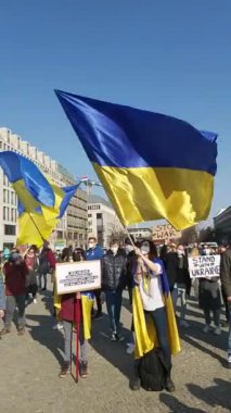 20 / 03 / 2022 BERLIN, GERMANY: Ukrayna halkını desteklemek için Brandenburg Kapısı önünde toplanan insanlar