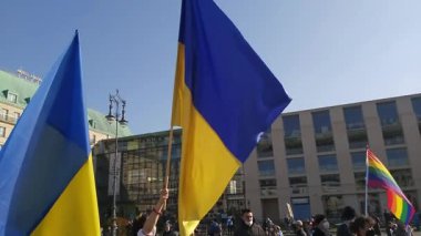 20 / 03 / 2022 BERLIN, GERMANY: Ukrayna halkını desteklemek için Brandenburg Kapısı önünde toplanan insanlar