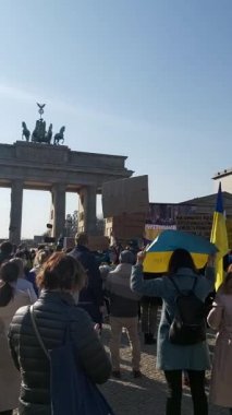 20 / 03 / 2022 BERLIN, GERMANY: Ukrayna halkını desteklemek için Brandenburg Kapısı önünde toplanan insanlar