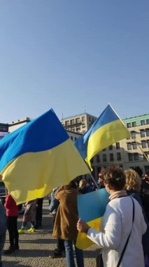 20 / 03 / 2022 BERLIN, GERMANY: Ukrayna halkını desteklemek için Brandenburg Kapısı önünde toplanan insanlar