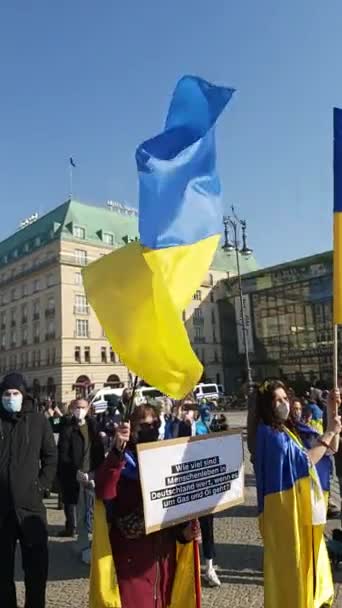 2022 Berlín Alemania Personas Una Manifestación Frente Puerta Brandeburgo Apoyo — Vídeos de Stock