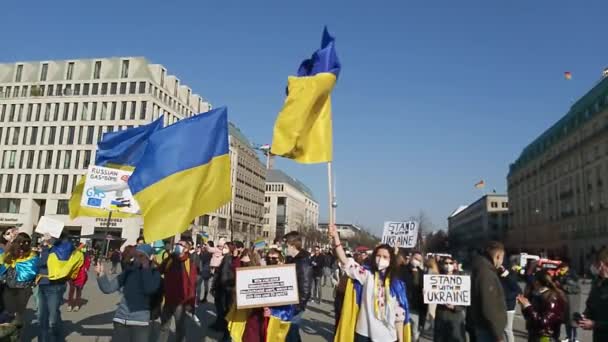 2022 Берлін Німеччина Люди Мітингу Перед Бранденбурзькими Воротами Підтримку Народу — стокове відео