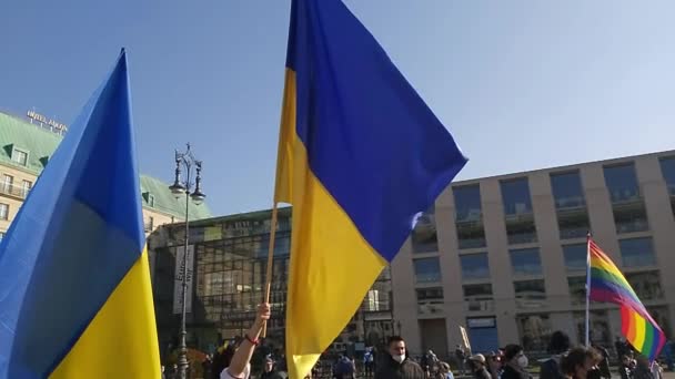 2022年3月20日ドイツ ベルリン ウクライナの人々を支援するためのブランデンブルク門前の集会の人々 — ストック動画
