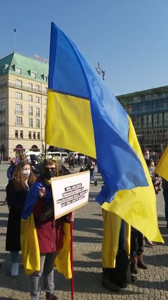 2022 Berlín Německo Lidé Shromáždění Před Braniborskou Branou Podporu Ukrajinského — Stock video