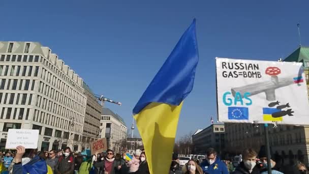 2022年3月20日ドイツ ベルリン ウクライナの人々を支援するためのブランデンブルク門前の集会の人々 — ストック動画