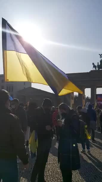 2022 Берлін Німеччина Люди Мітингу Перед Бранденбурзькими Воротами Підтримку Народу — стокове відео