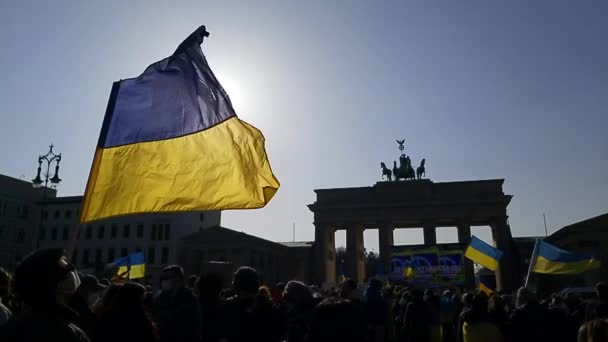 2022 Berlin Niemcy Ludzie Wiecu Przed Bramą Brandenburską Wspierający Ukraińców — Wideo stockowe