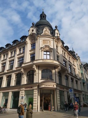 19 / 03 / 22 Leipzig, Almanya - Leipzig şehir merkezindeki binalar ve caddeler