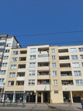 21 / 023 / 22 Berlin Almanya - Ukraynalı mültecilere destek göstermek için camlarda Ukrayna bayrakları