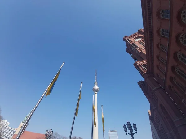 2022 Berlín Alemania Banderas Ucrania Ondeando Frente Berlín Rathaus —  Fotos de Stock